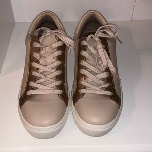 Universal Thread Cadey Sneakers size 9